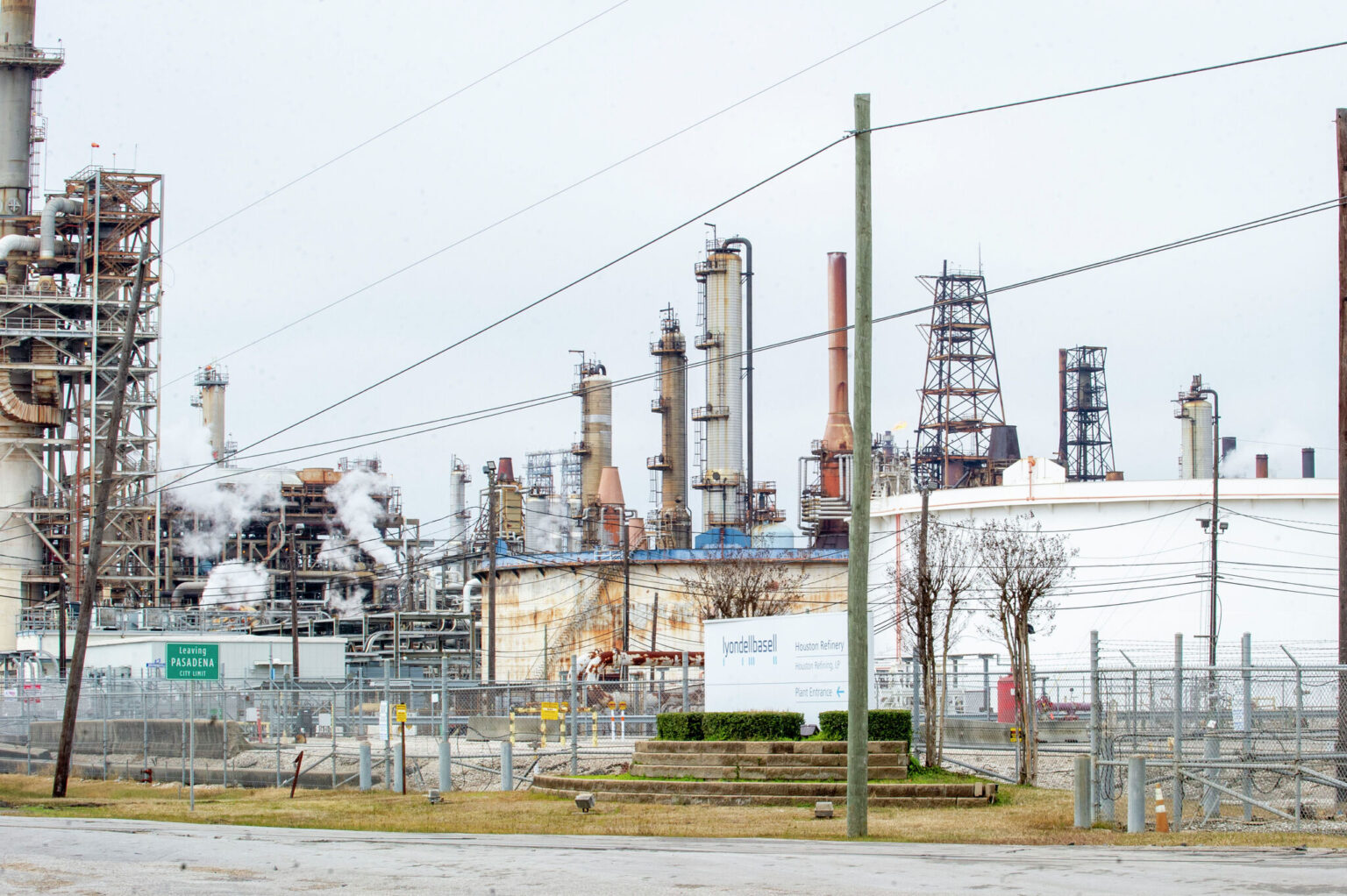 Lyondell to begin closure of Houston refinery this weekend, sources say ...